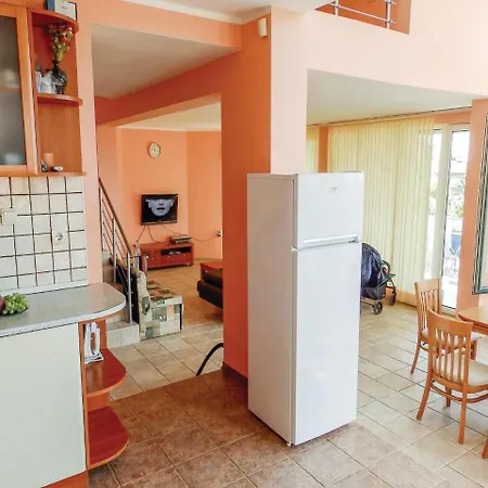 Vakantiehuis Six-bedroom Holiday In